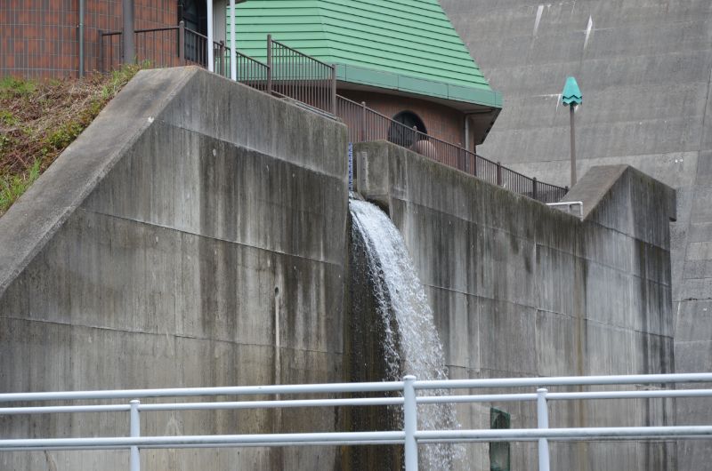 鳴淵ダムの放水