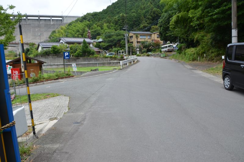 鳴淵ダム駐車場は左折