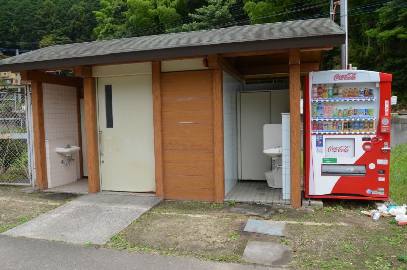 鳴淵ダム駐車場内のトイレと自販機