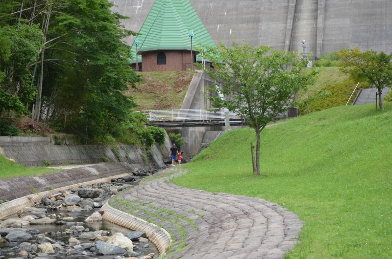 鳴淵ダム上流は石が多い