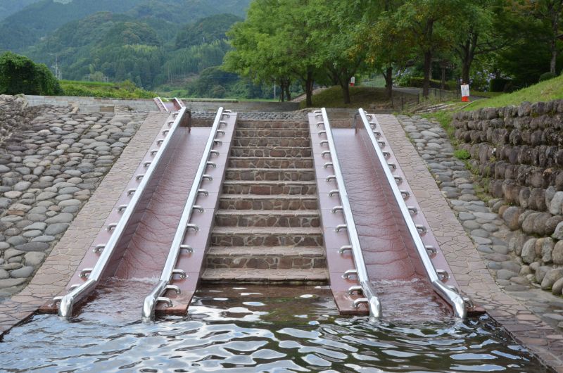 棚田親水公園の河川プールで水遊び 滑り台やソフトクリームを満喫 ぷくとこ